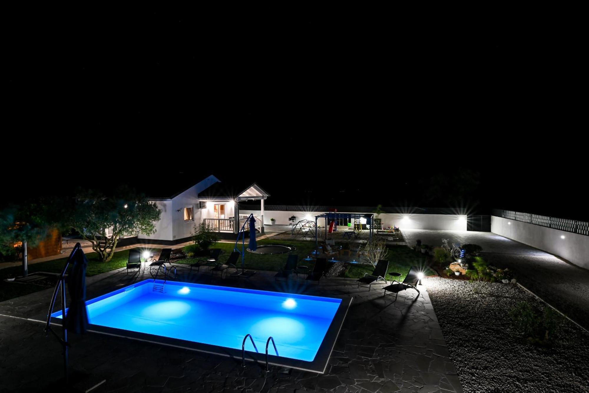 Holiday Home Aprilis With Pool, Jacuzzi And Sauna Galovac  エクステリア 写真