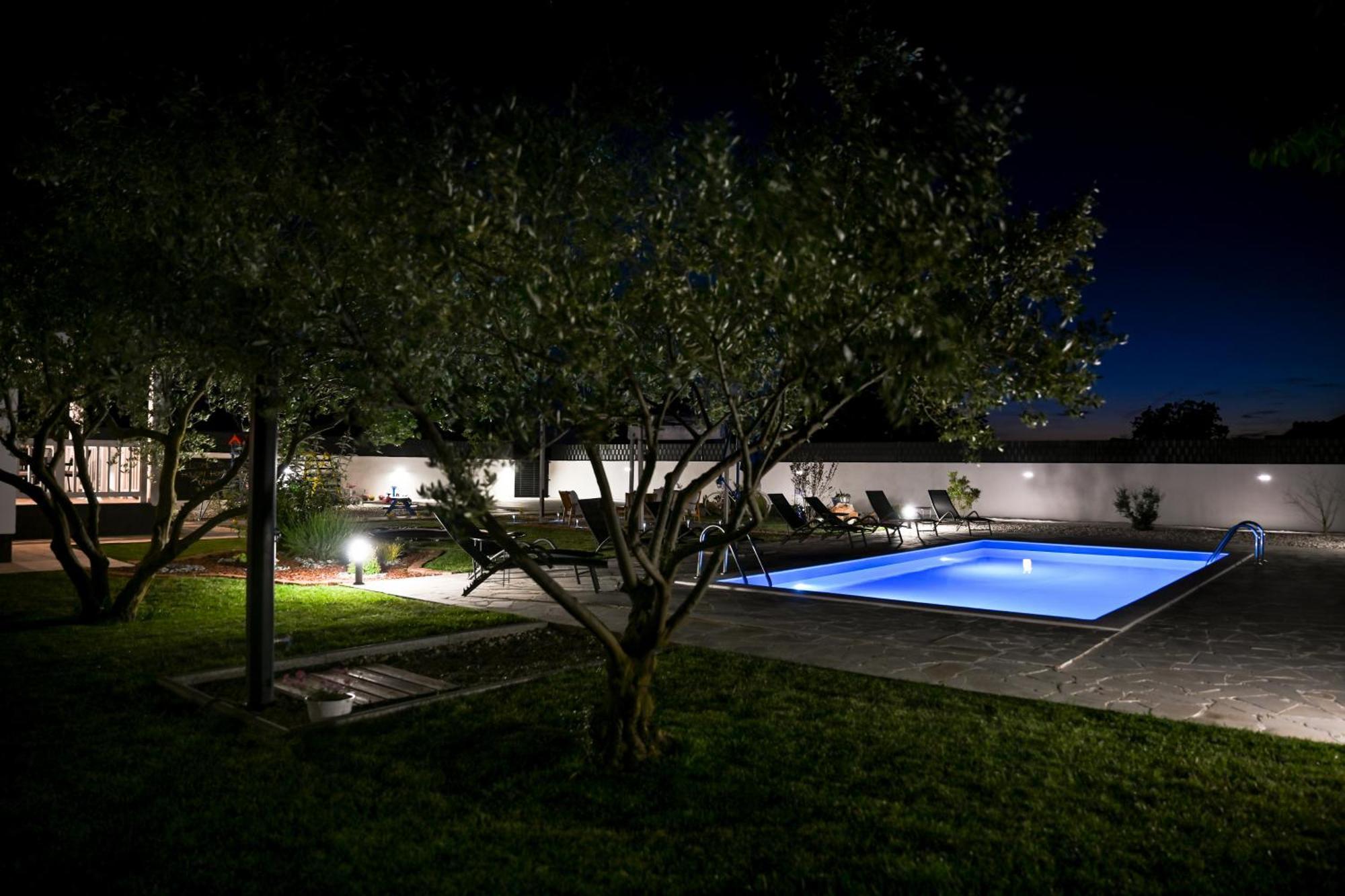 Holiday Home Aprilis With Pool, Jacuzzi And Sauna Galovac  エクステリア 写真
