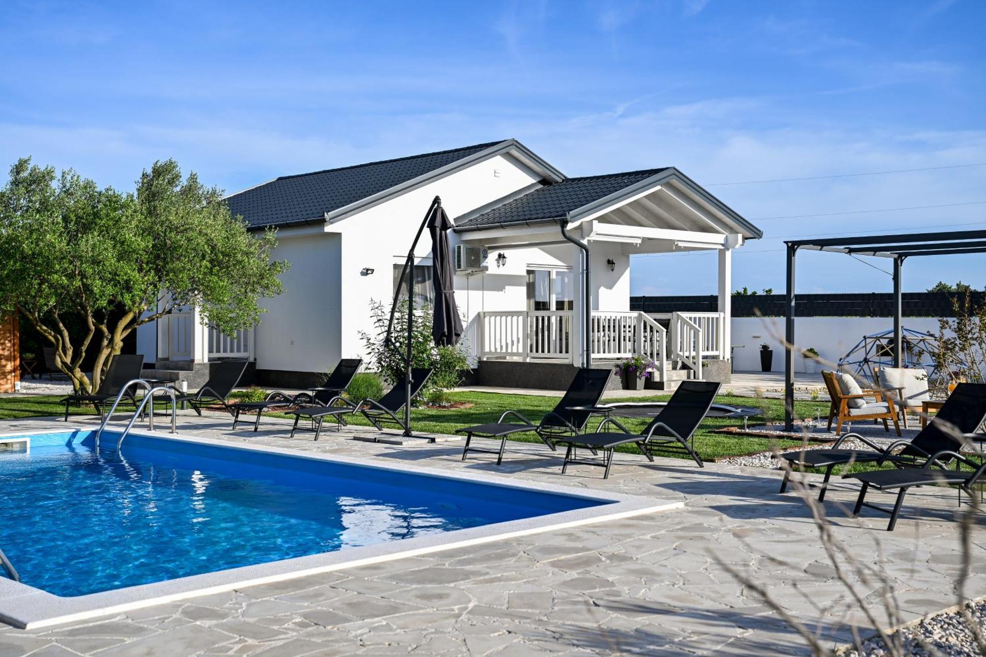 Holiday Home Aprilis With Pool, Jacuzzi And Sauna Galovac  エクステリア 写真