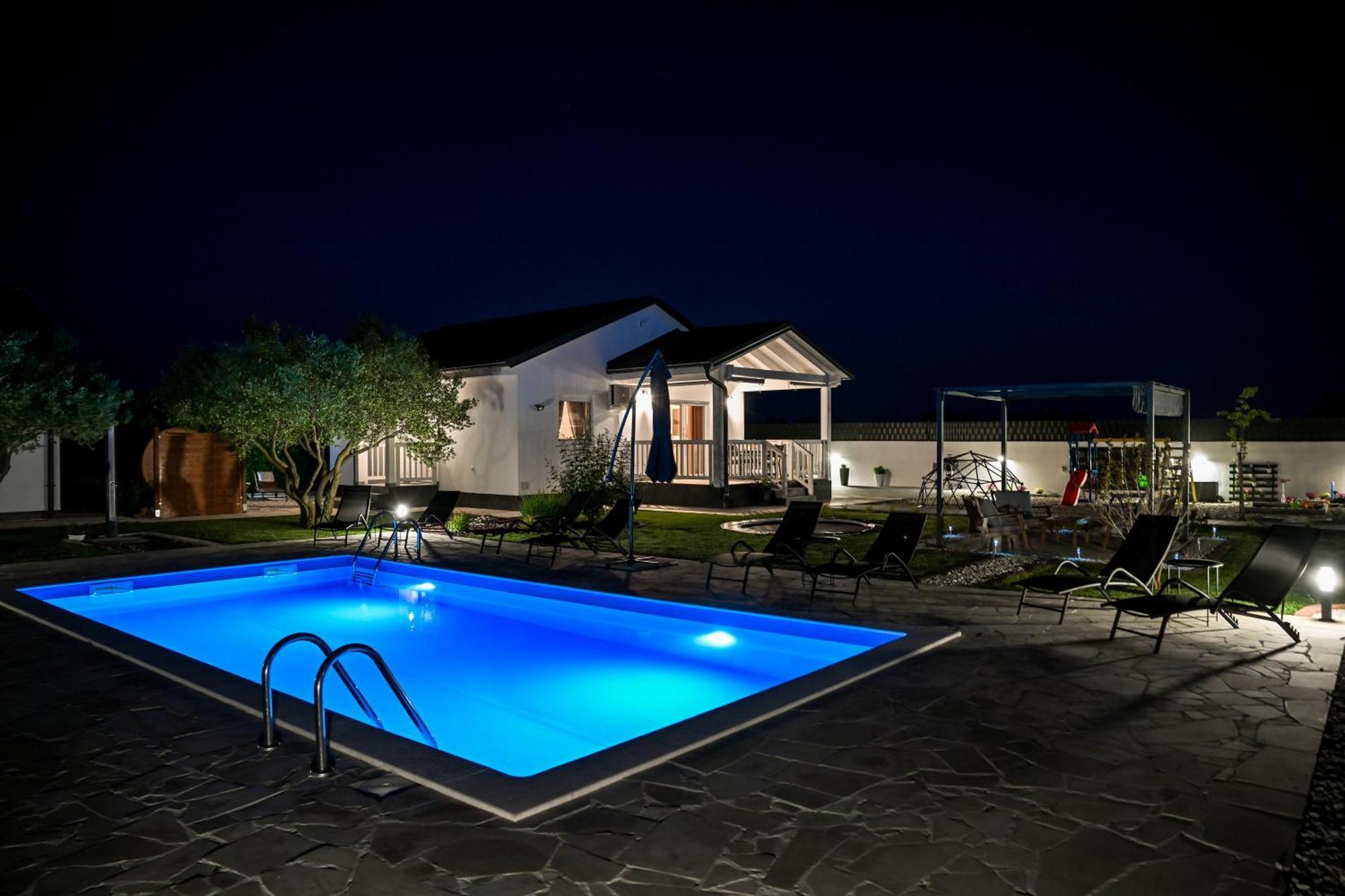 Holiday Home Aprilis With Pool, Jacuzzi And Sauna Galovac  エクステリア 写真