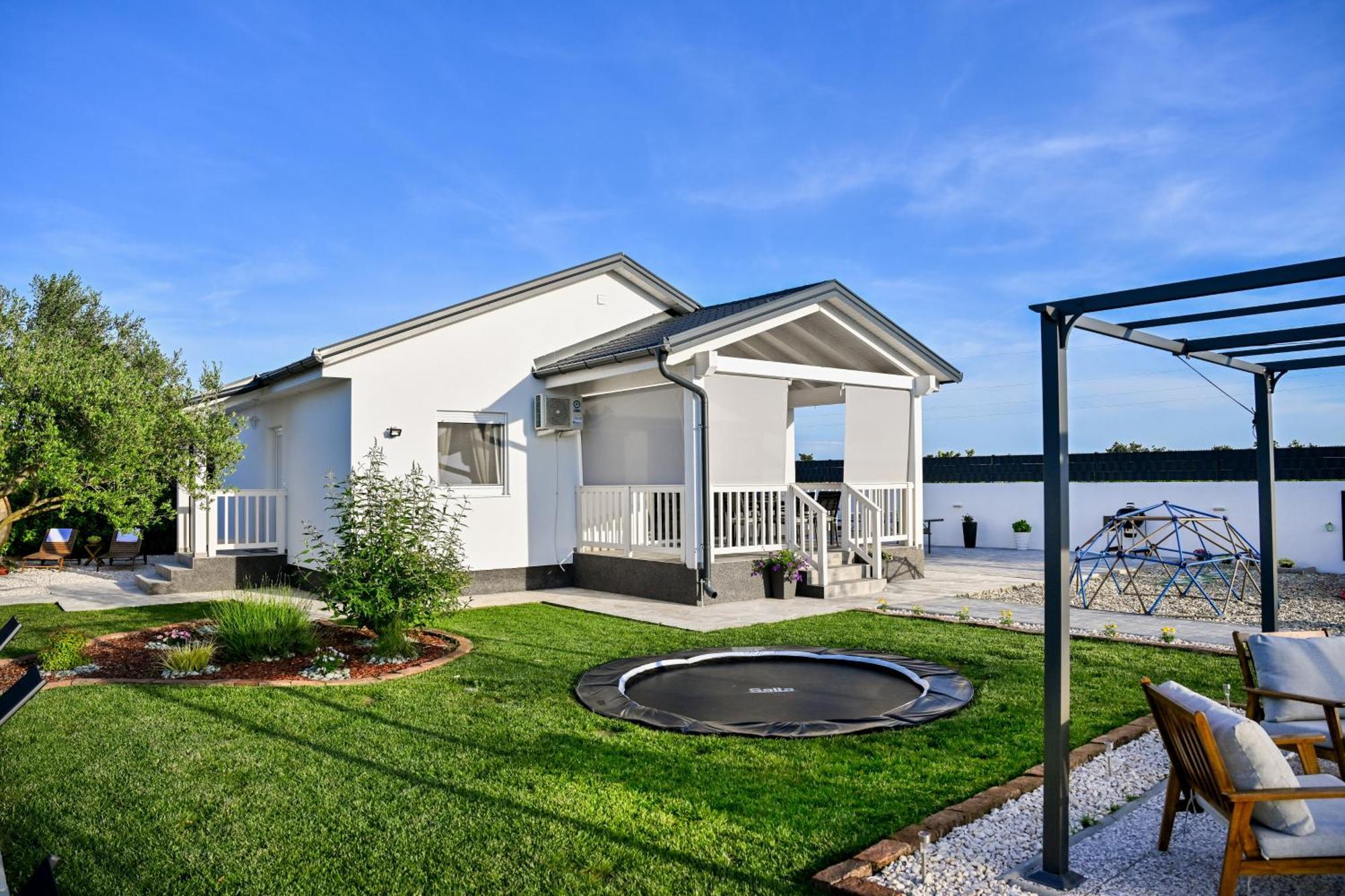 Holiday Home Aprilis With Pool, Jacuzzi And Sauna Galovac  エクステリア 写真
