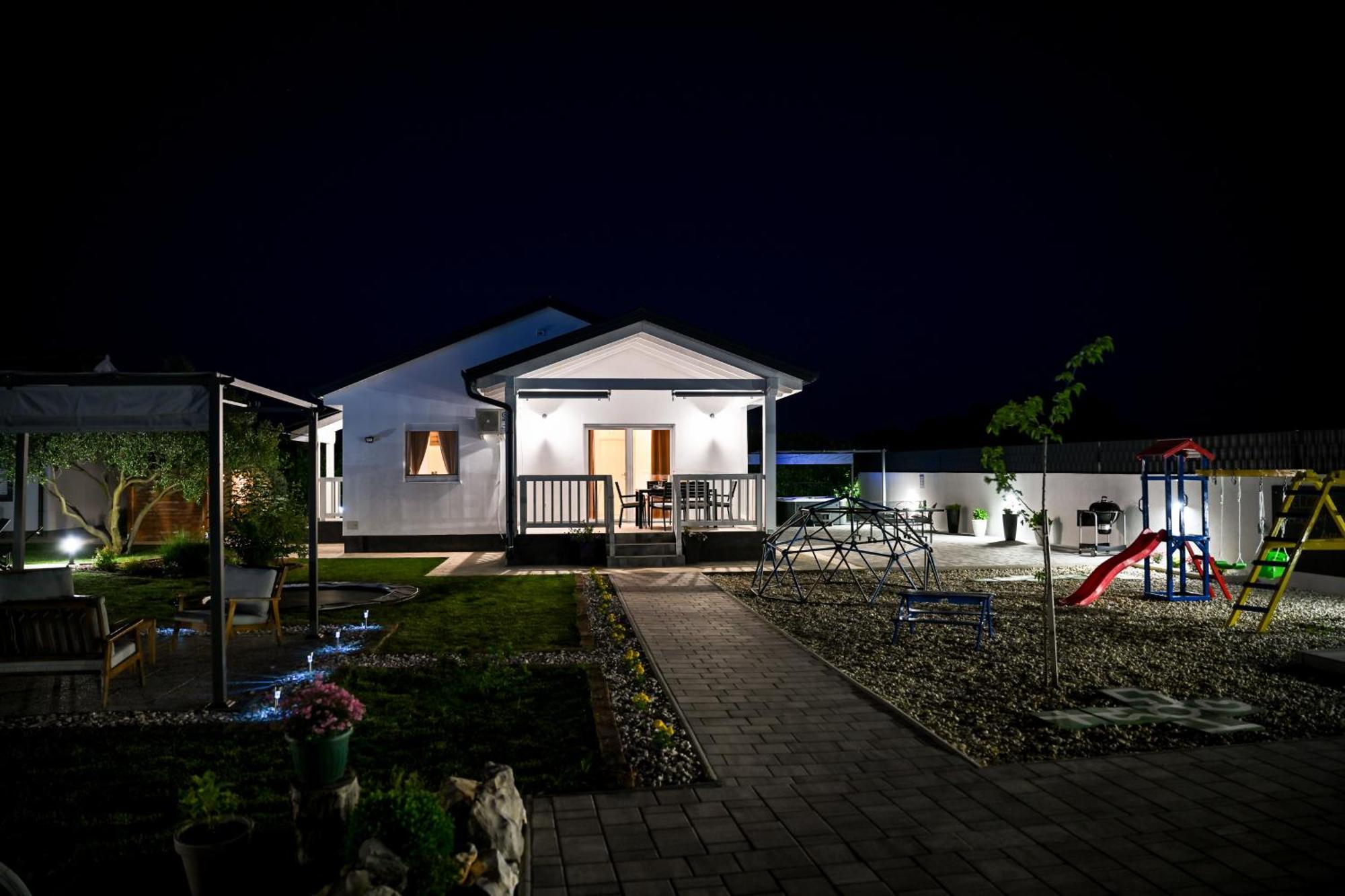 Holiday Home Aprilis With Pool, Jacuzzi And Sauna Galovac  エクステリア 写真